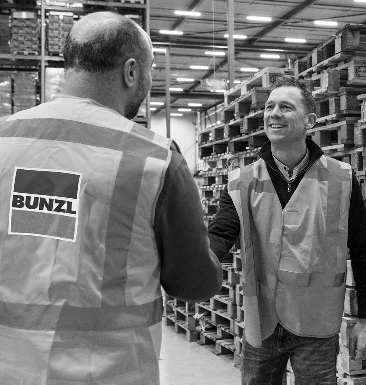 120_Teun en Ibo in warehouse-1_met Bunzl-logo_LR_ZW_2