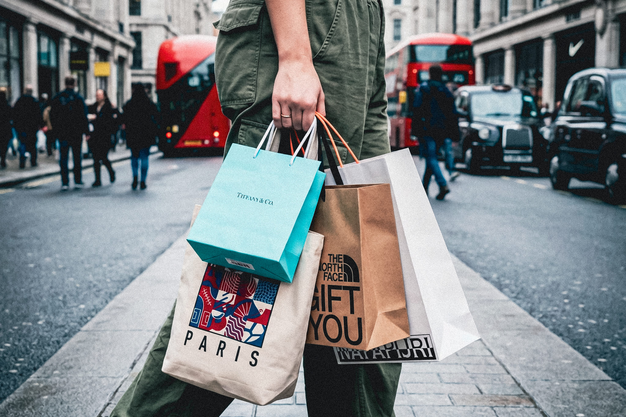 kx3bdcl01yq-firefly-gemini-flash-create-a-full-colour-contemporary-urban-fashion-street-style-photograph-set-on-oxfor-694850