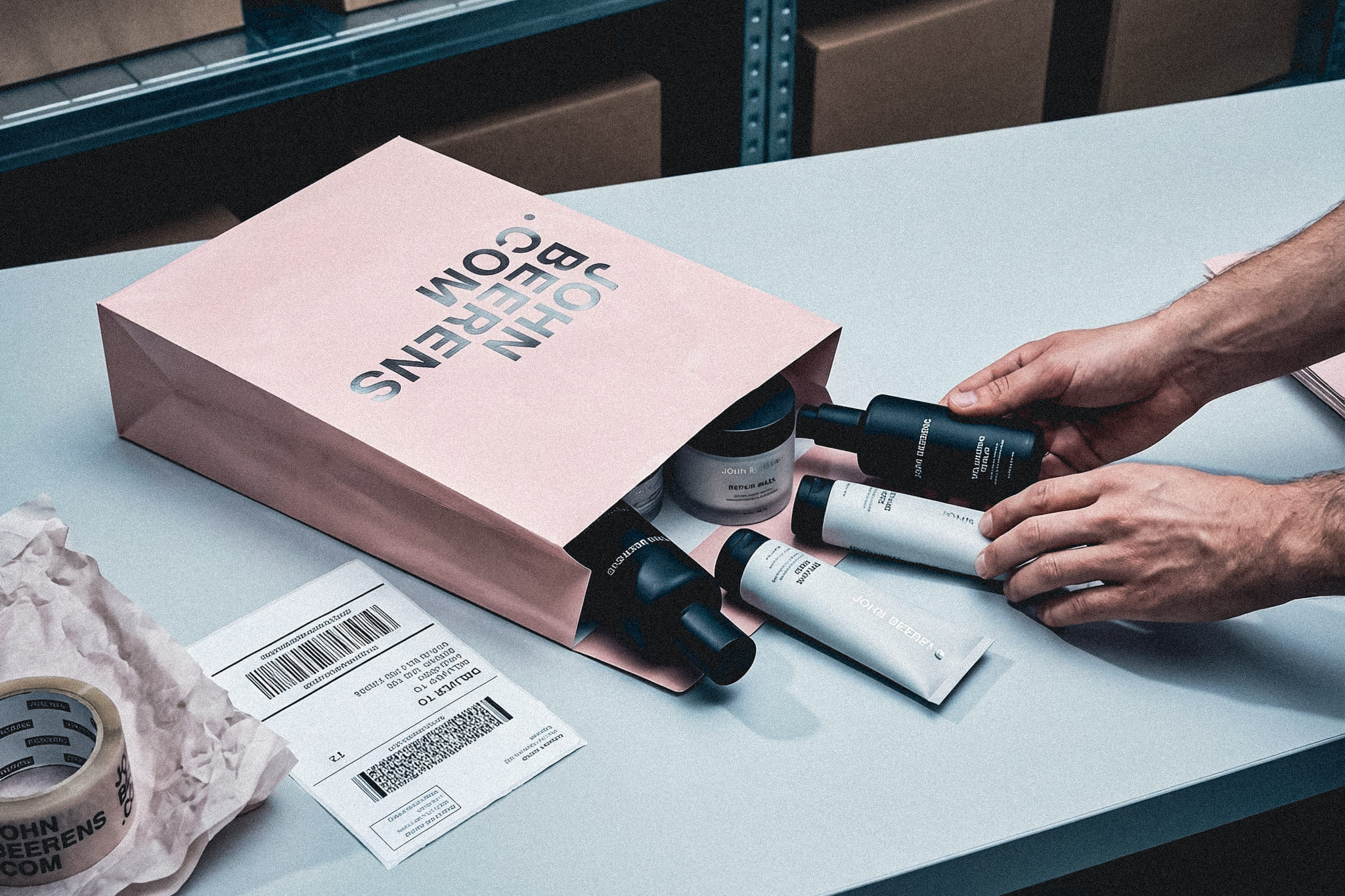 2us2w5m3a568-firefly-gemini-flash-create-a-full-colour-top-down-editorial-photograph-of-a-branded-delivery-bag-being-p-866867