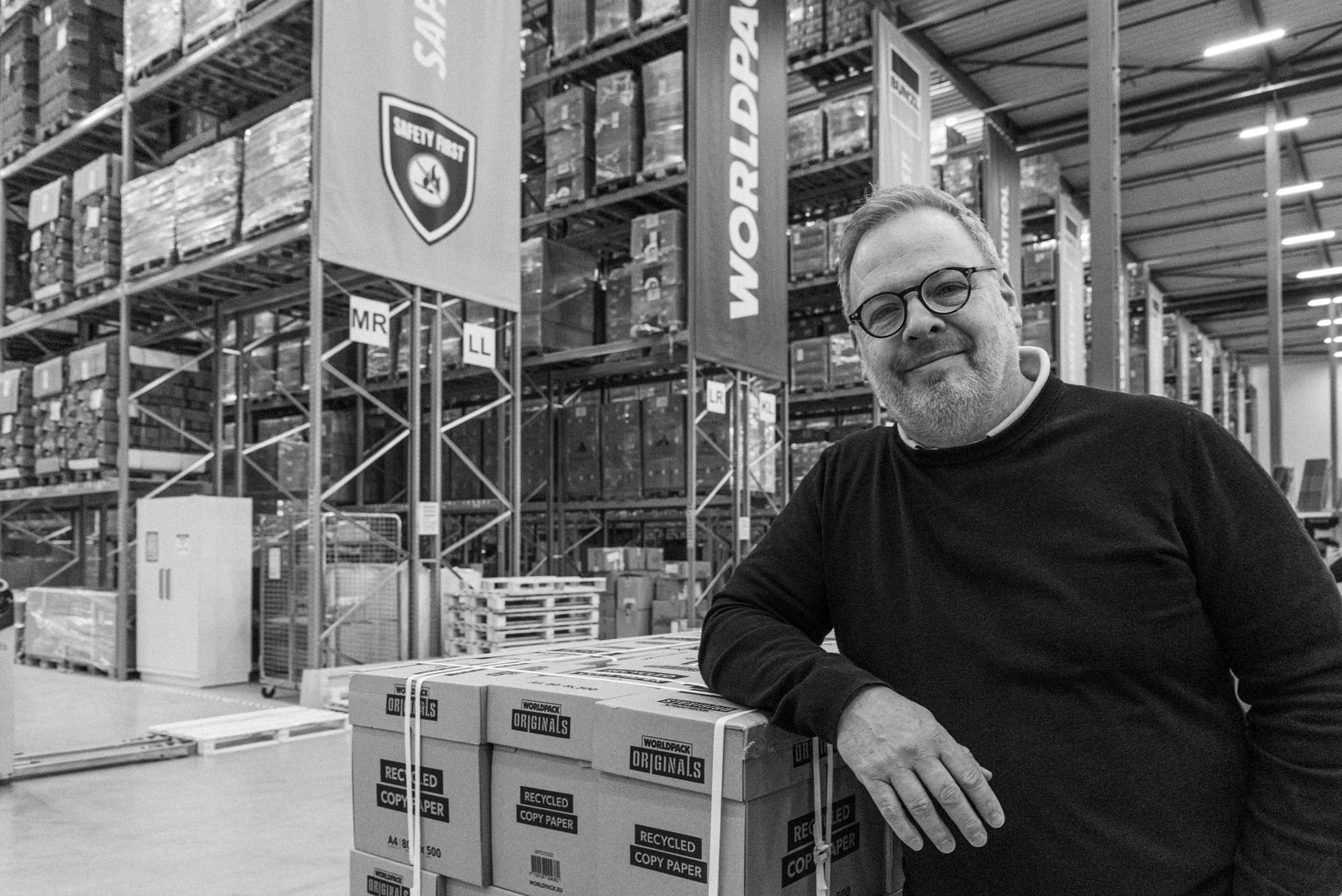 038_Jos portretten in warehouse_LR-22