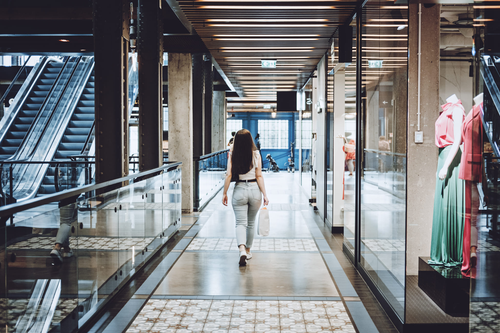 modern-latina-young-woman-walking-in-large-modern-2026-01-09-00-59-14-utc
